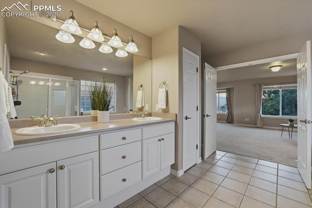 Image 22 of 50: Bathroom