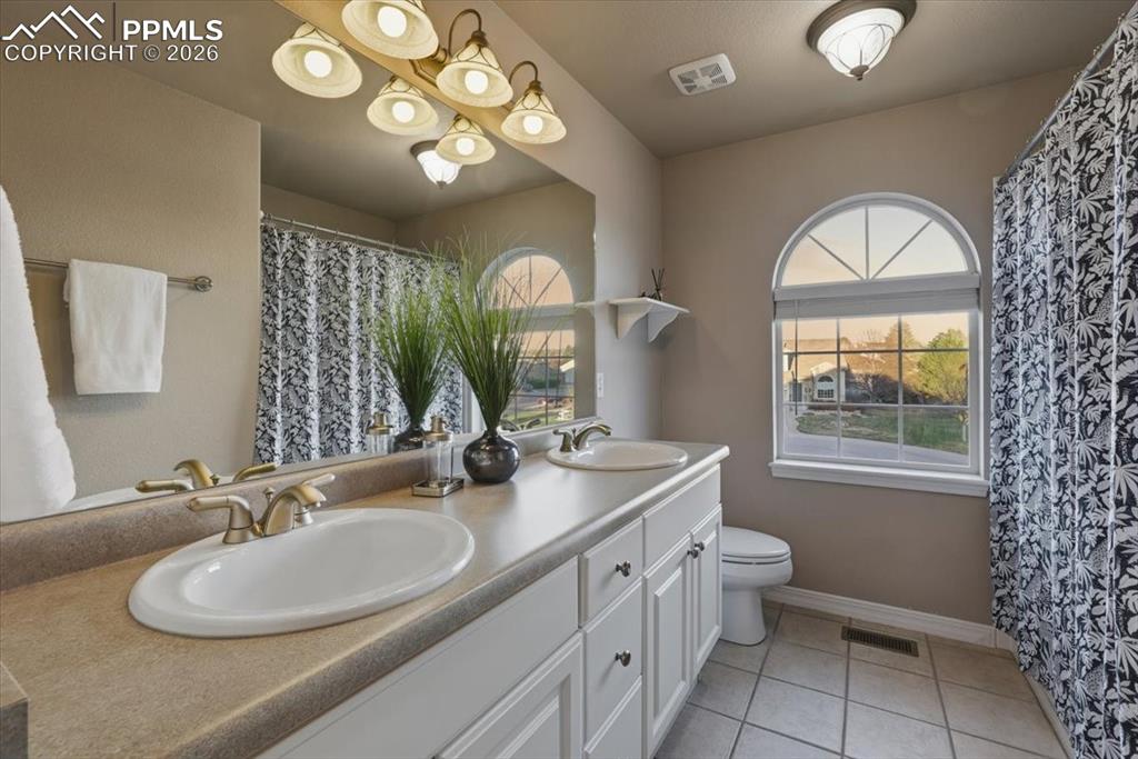 Image 26 of 50: Bathroom