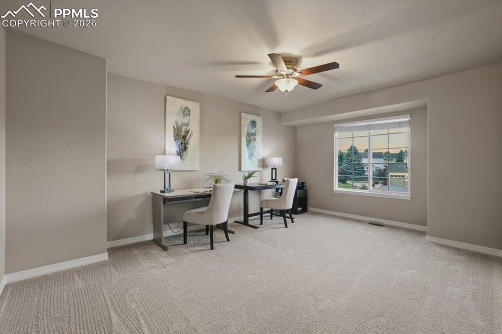 Image 28 of 50: Office