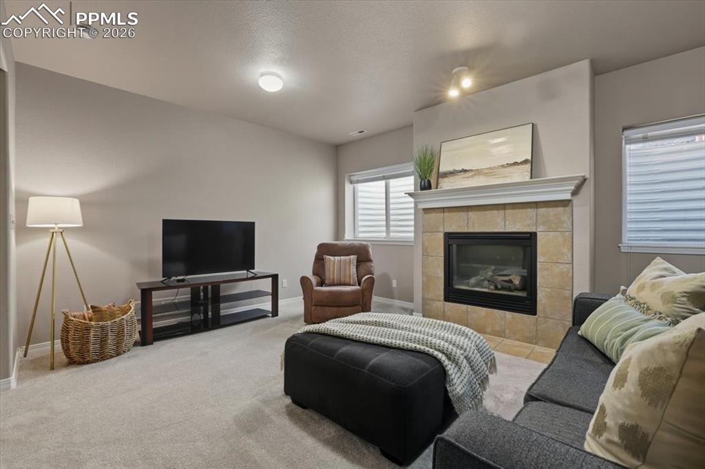 Image 31 of 50: Living Room