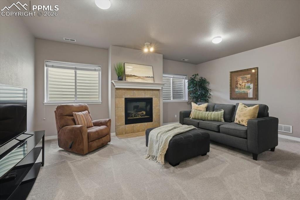 Image 32 of 50: Living Room