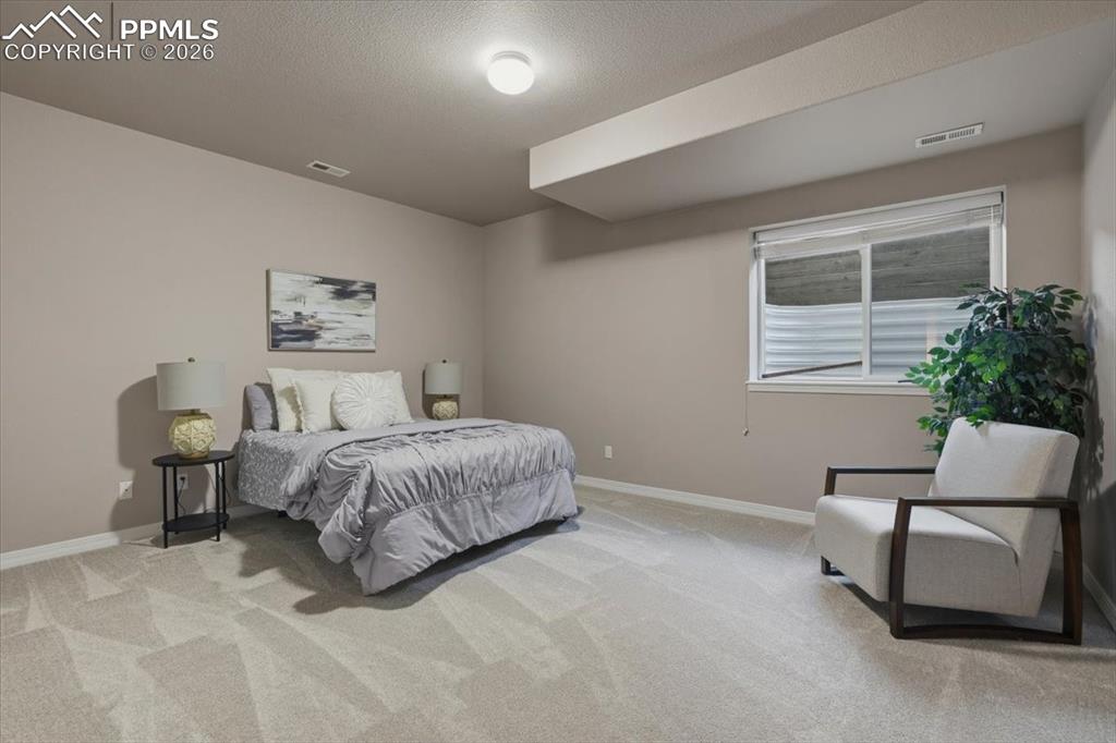 Image 33 of 50: Bedroom