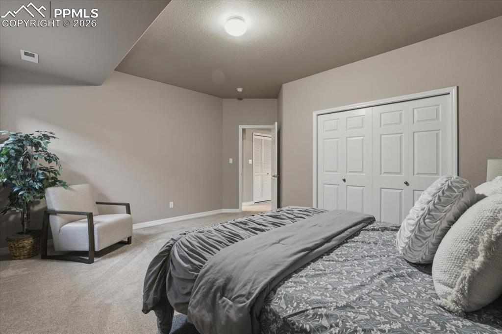 Image 34 of 50: Bedroom