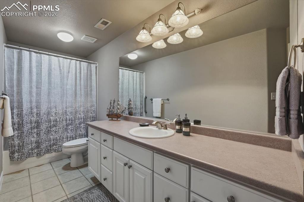 Image 35 of 50: Bathroom