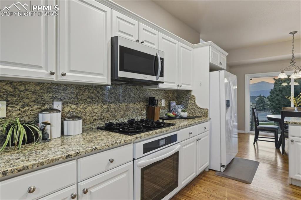 Image 4 of 50: Kitchen