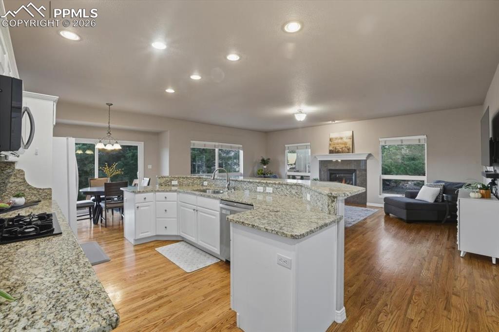 Image 5 of 50: Kitchen