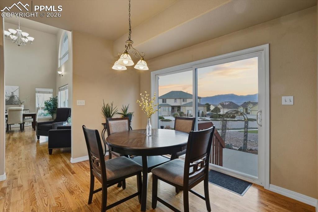 Image 6 of 50: Dining Area