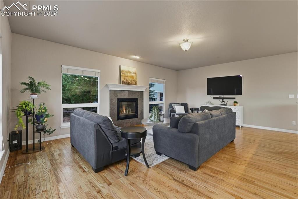 Image 7 of 50: Living Room