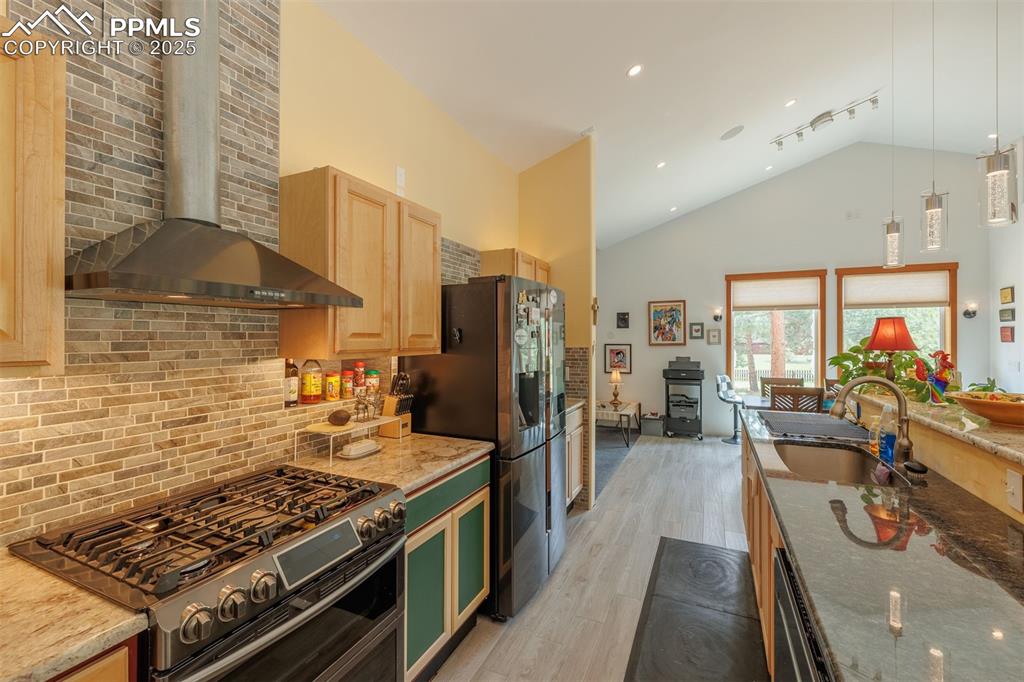 Image 10 of 31: Kitchen