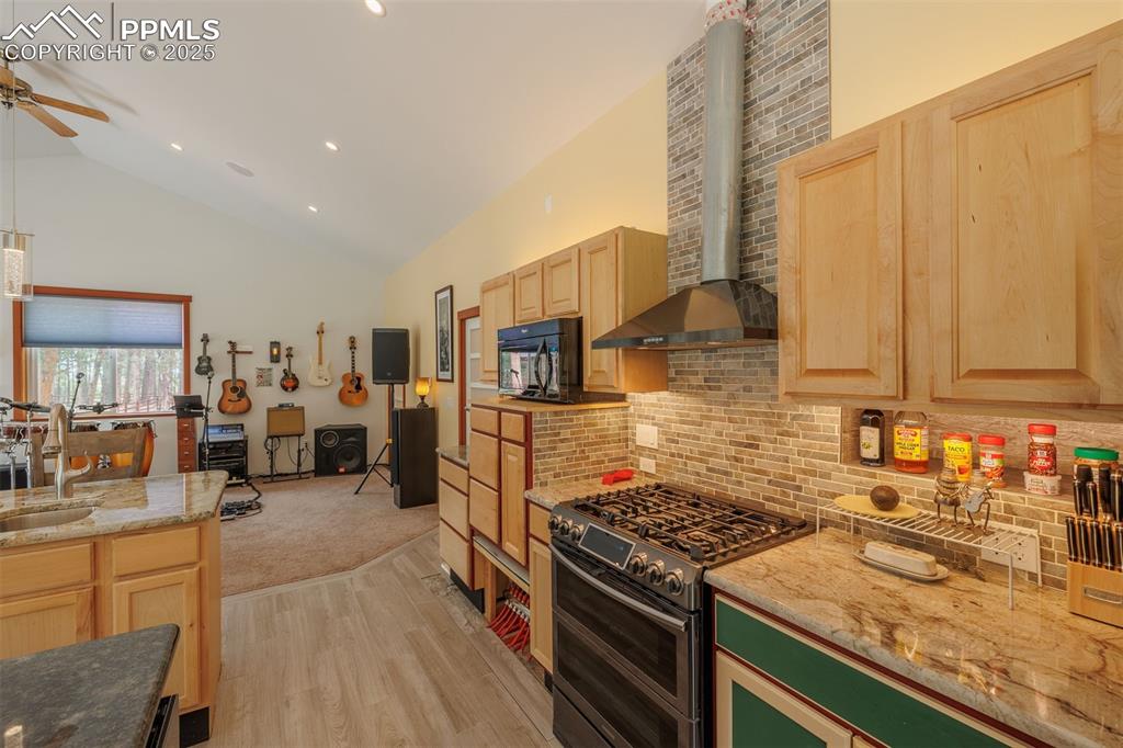 Image 11 of 31: Kitchen