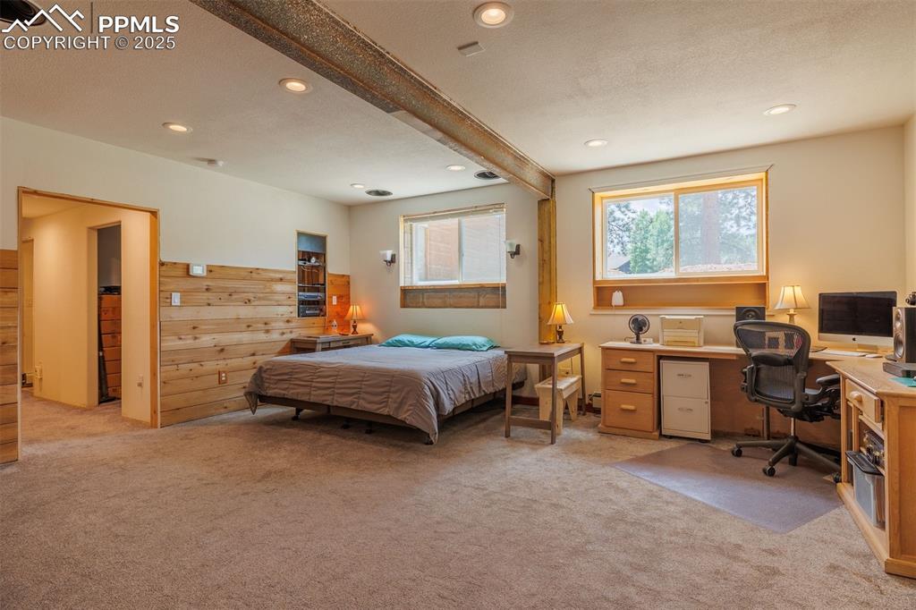 Image 22 of 31: Bedroom