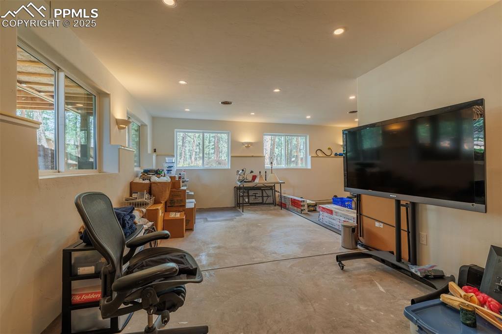 Image 24 of 31: Living Room