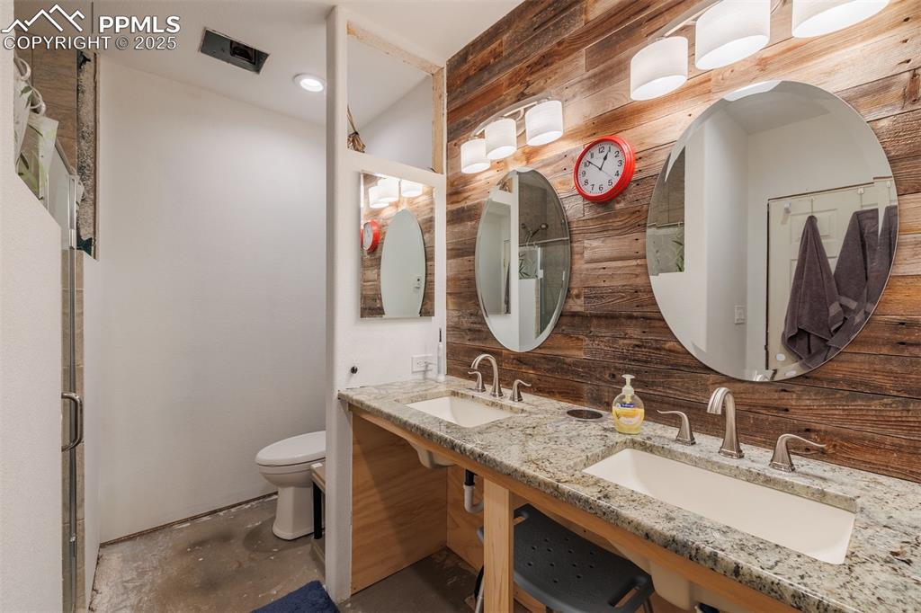 Image 26 of 31: Bathroom