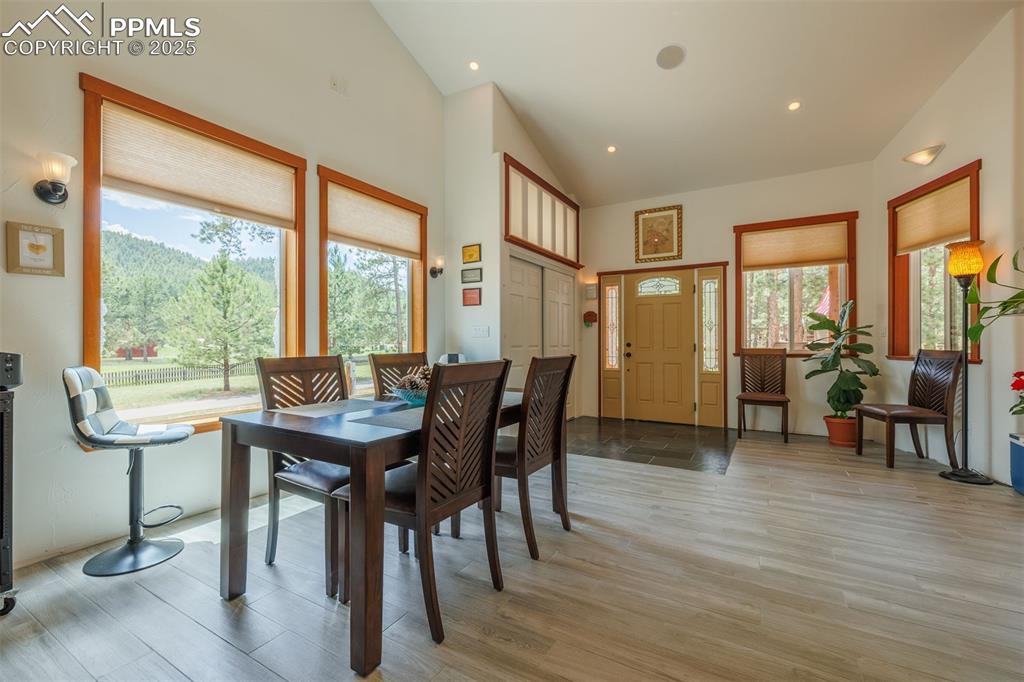 Image 7 of 31: Dining Area