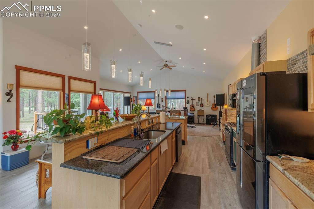 Image 9 of 31: Kitchen