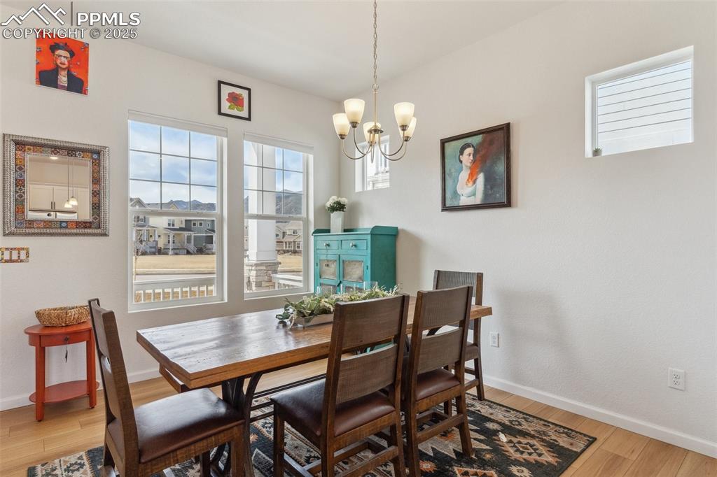 Image 6 of 50: Dining Area