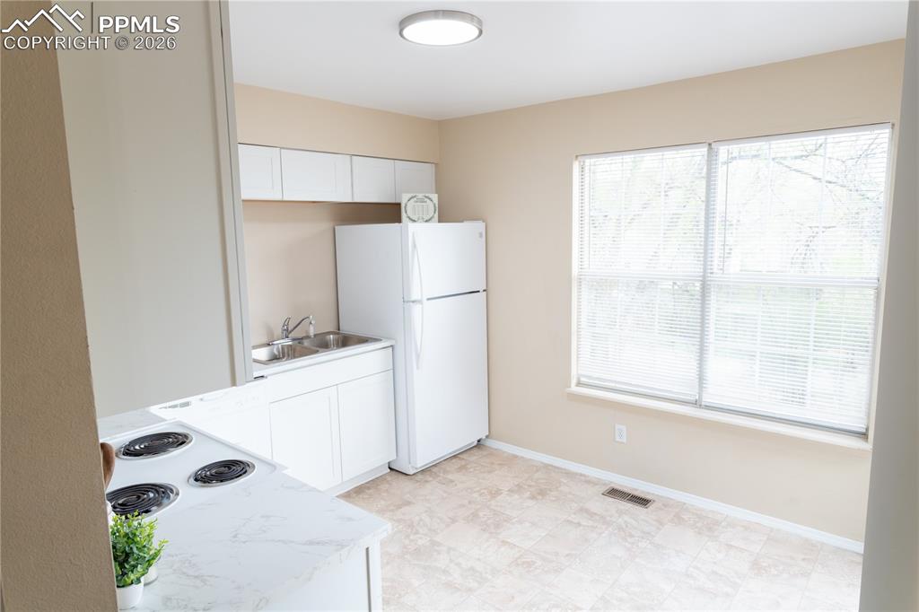 Image 15 of 47: Kitchen