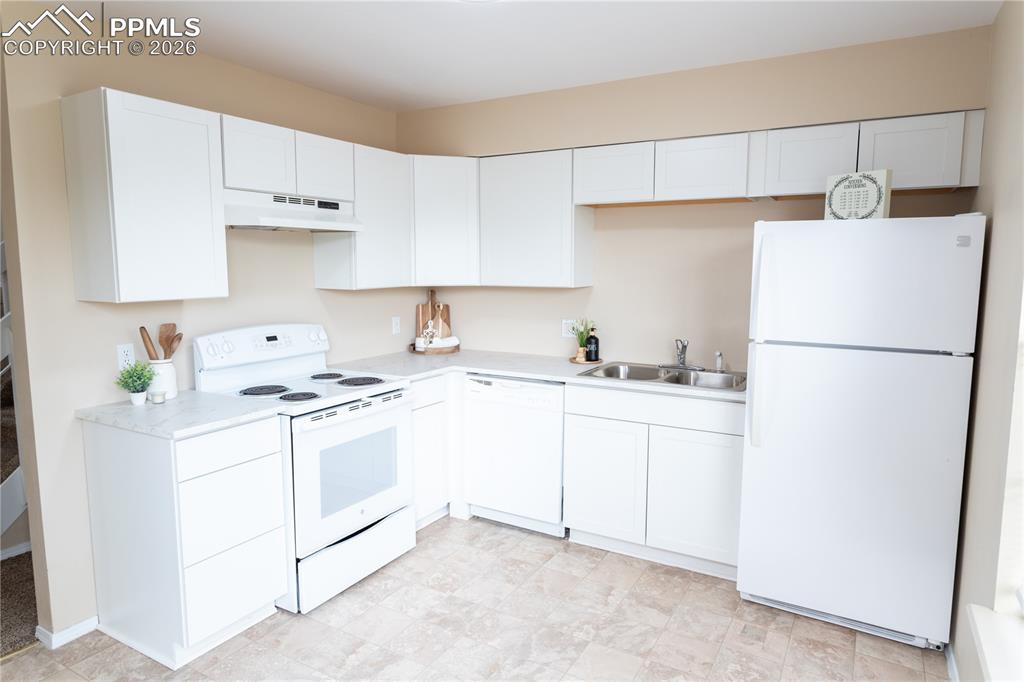 Image 16 of 47: Kitchen
