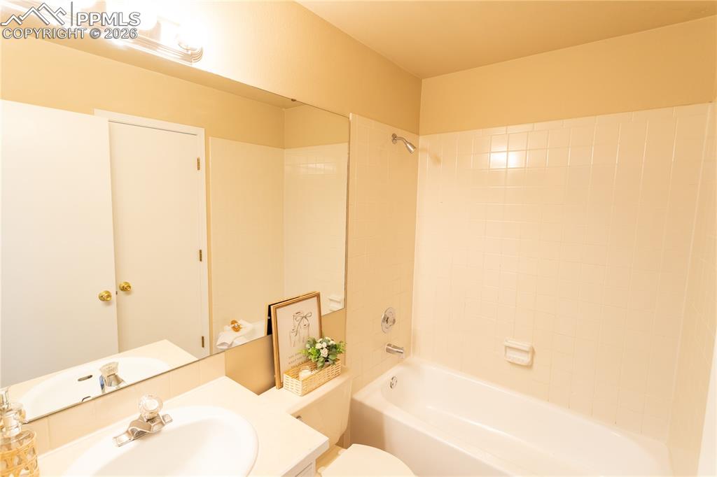Image 26 of 47: Bathroom