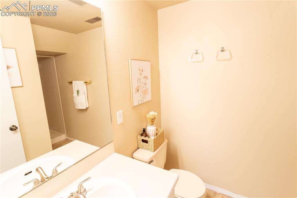 Image 38 of 47: Bathroom