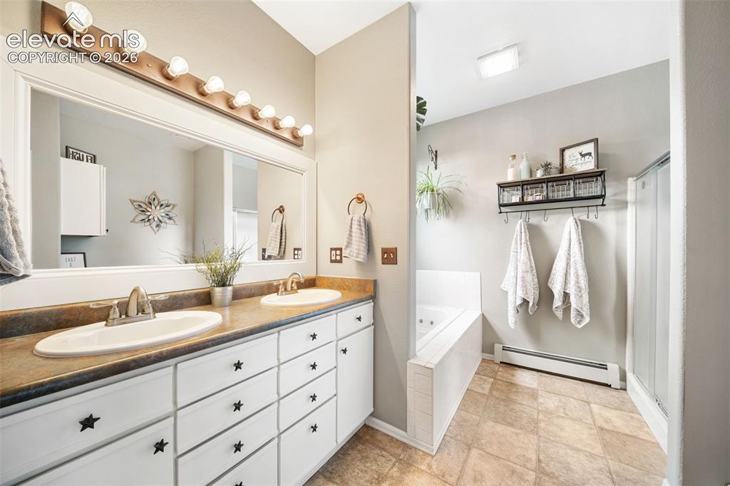 Image 11 of 36: Bathroom