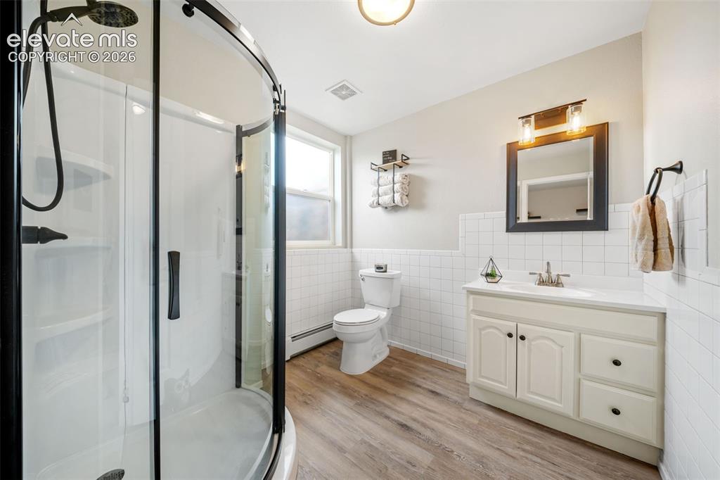 Image 16 of 36: Bathroom