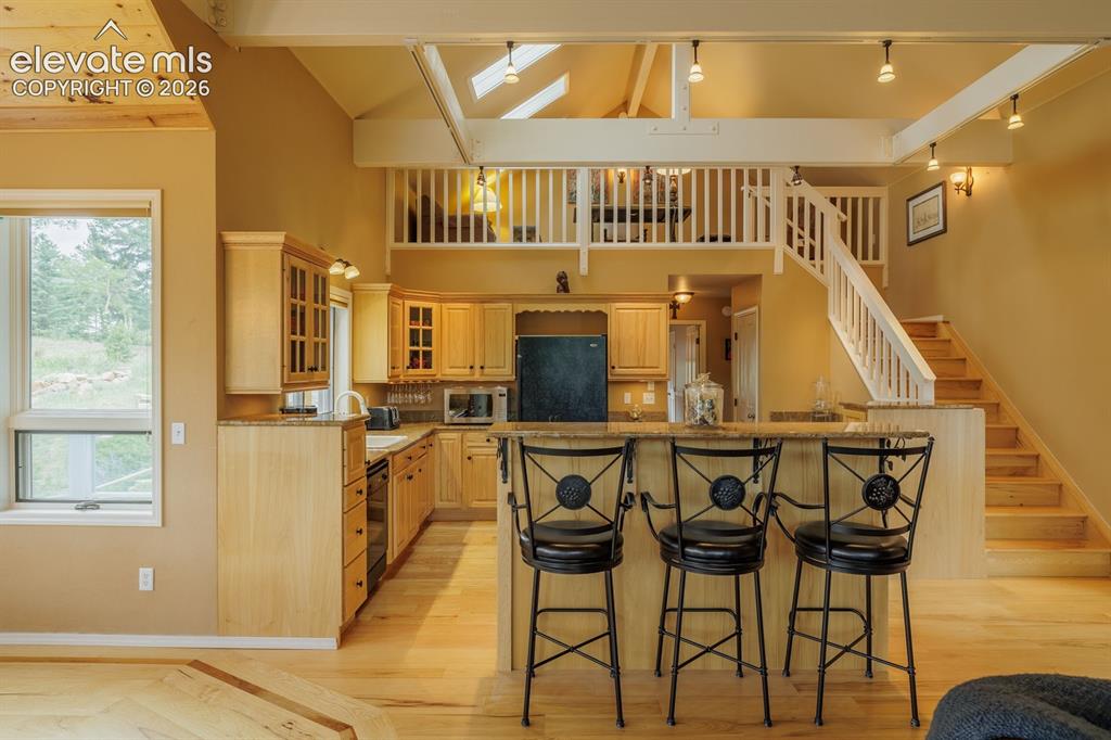 Image 12 of 50: Kitchen