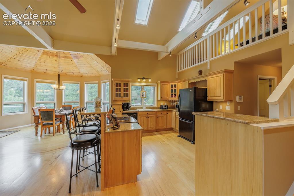 Image 15 of 50: Kitchen