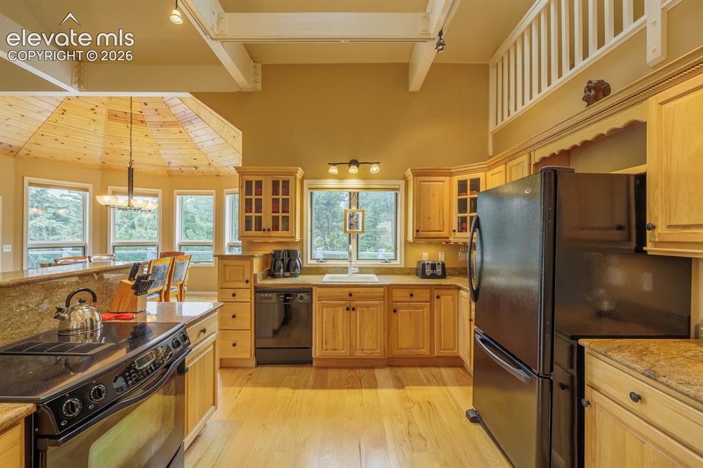 Image 16 of 50: Kitchen