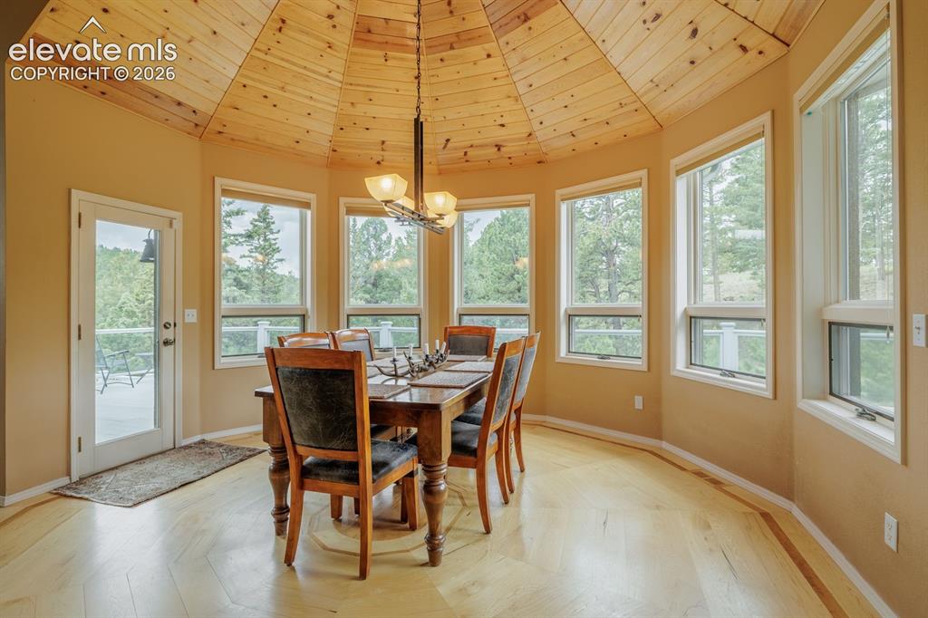 Image 18 of 50: Dining Area