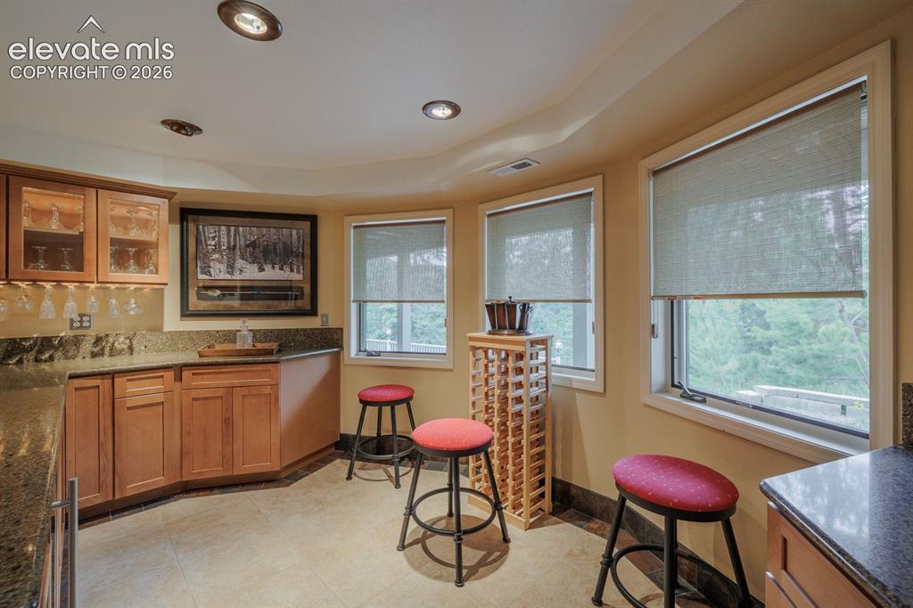 Image 29 of 50: Wet Bar