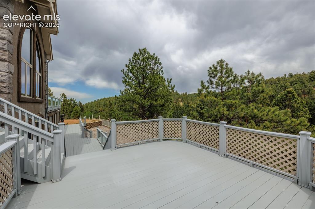 Image 41 of 50: Deck