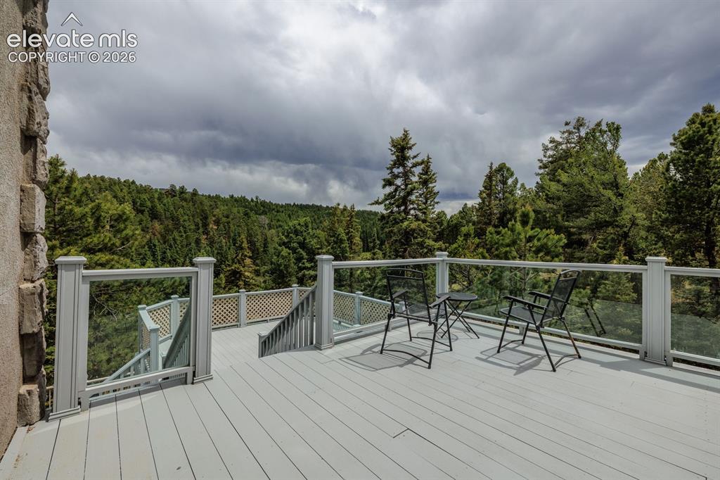 Image 41 of 50: Deck