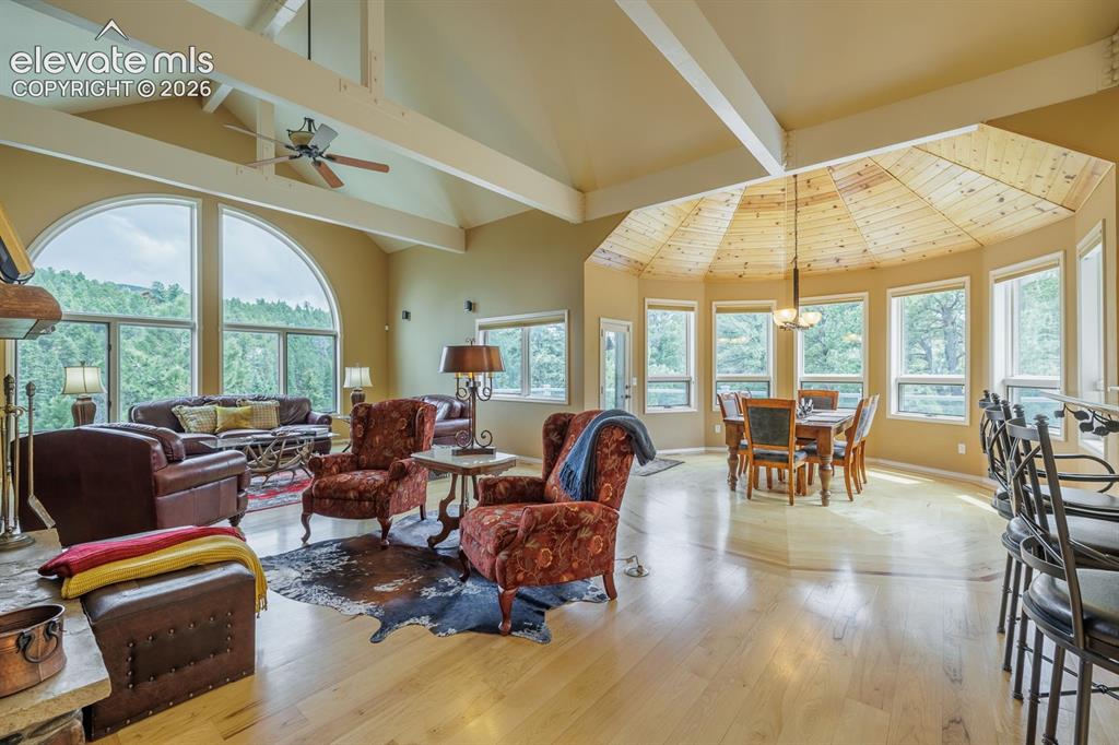 Image 8 of 50: Living Room