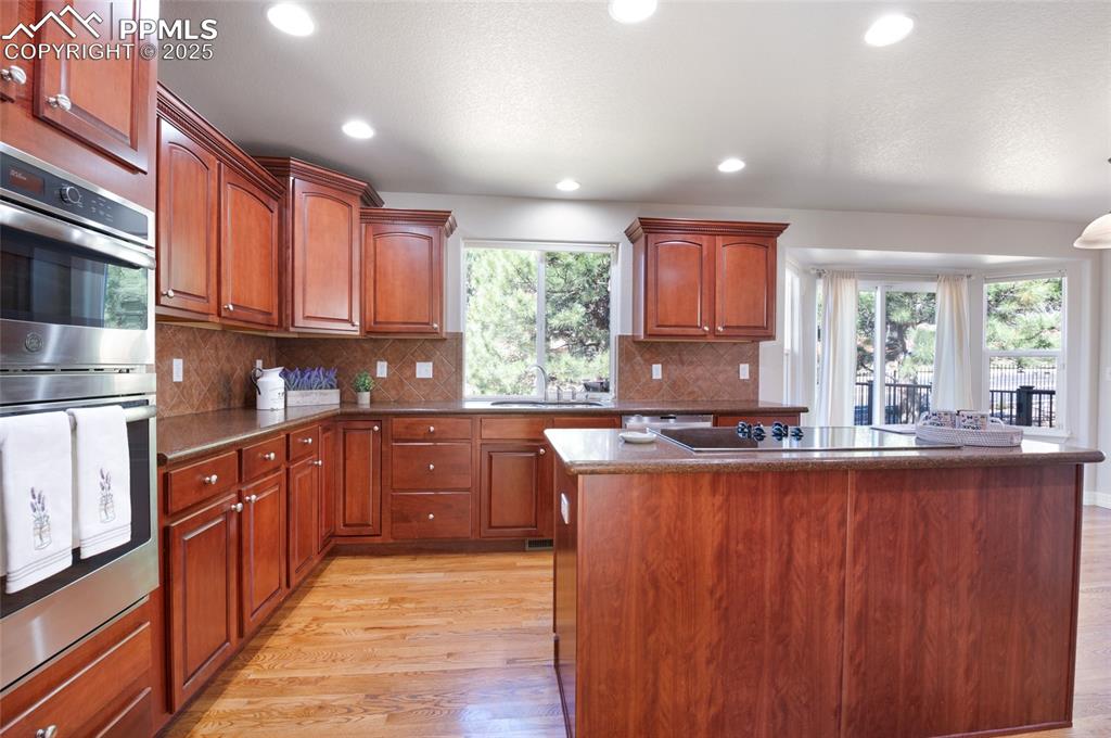 Image 7 of 50: Kitchen