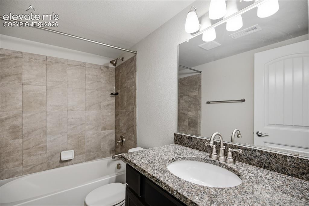 Image 21 of 25: Bathroom