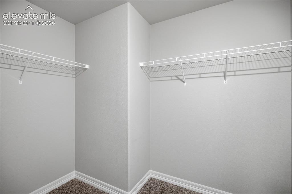 Image 23 of 25: Closet