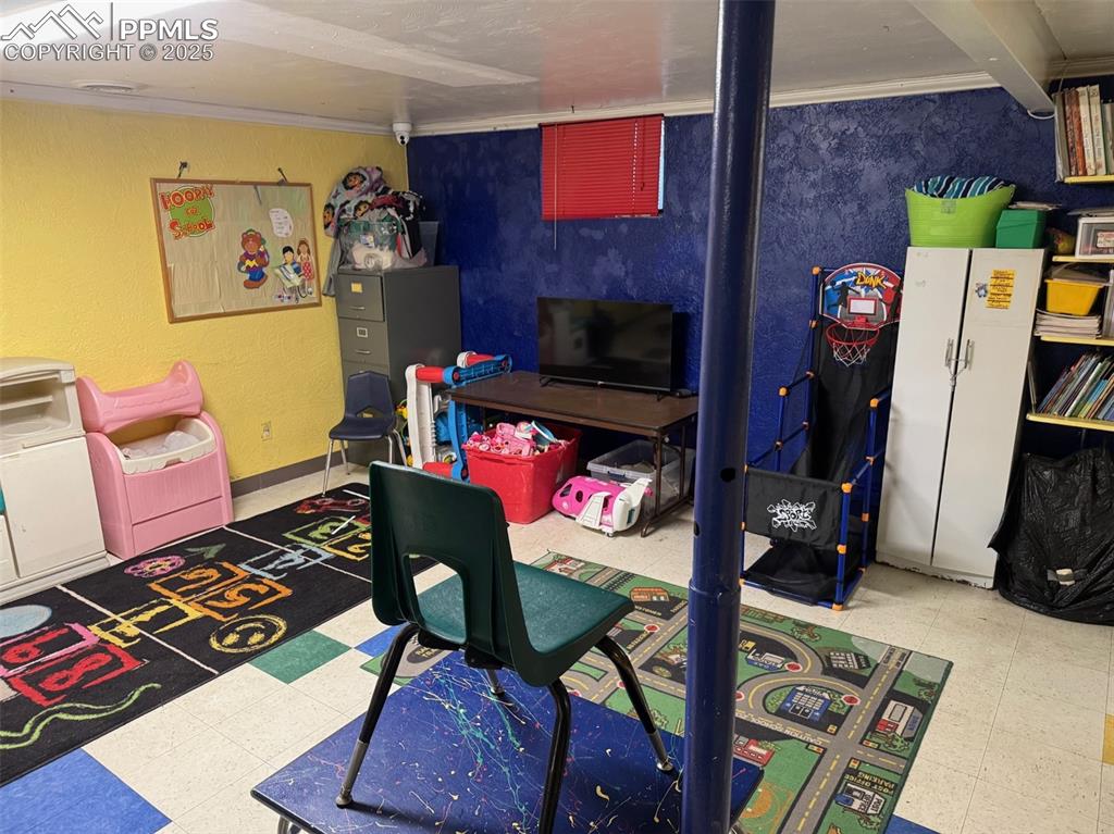 Image 22 of 33: Classroom with tile patterned floors