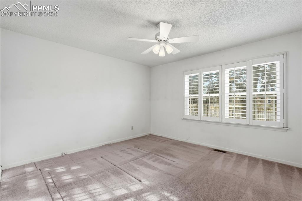 Image 10 of 50: Bedroom