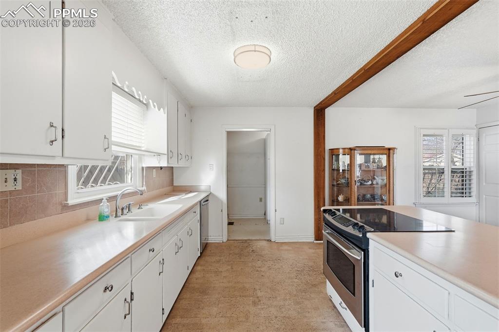 Image 14 of 50: Kitchen