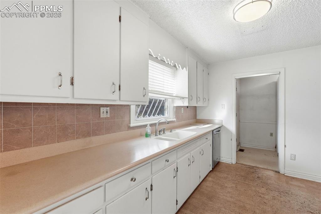 Image 15 of 50: Kitchen