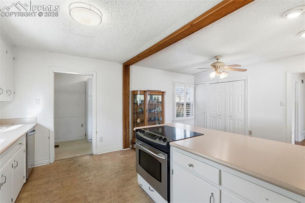 Image 16 of 50: Kitchen