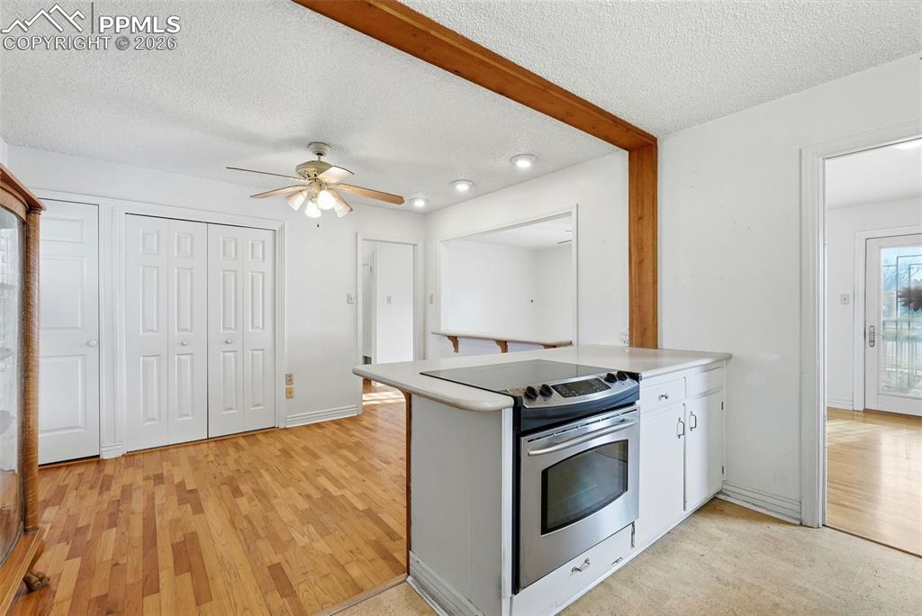 Image 17 of 50: Kitchen