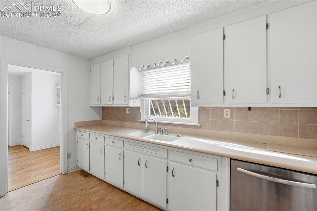 Image 18 of 50: Kitchen