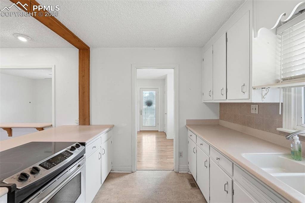 Image 19 of 50: Kitchen