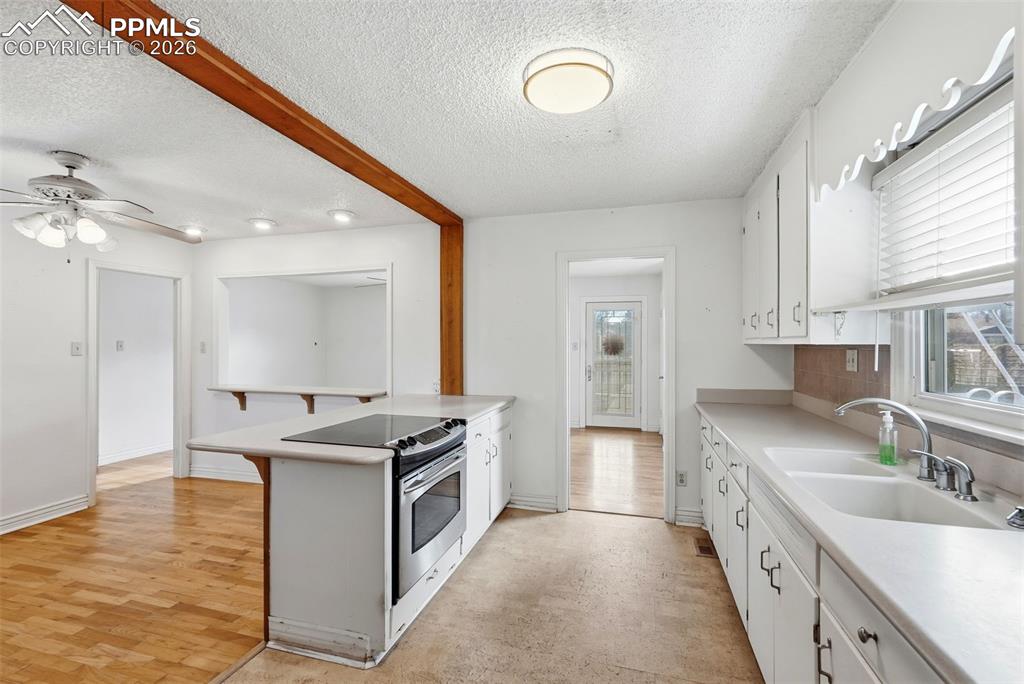 Image 20 of 50: Kitchen