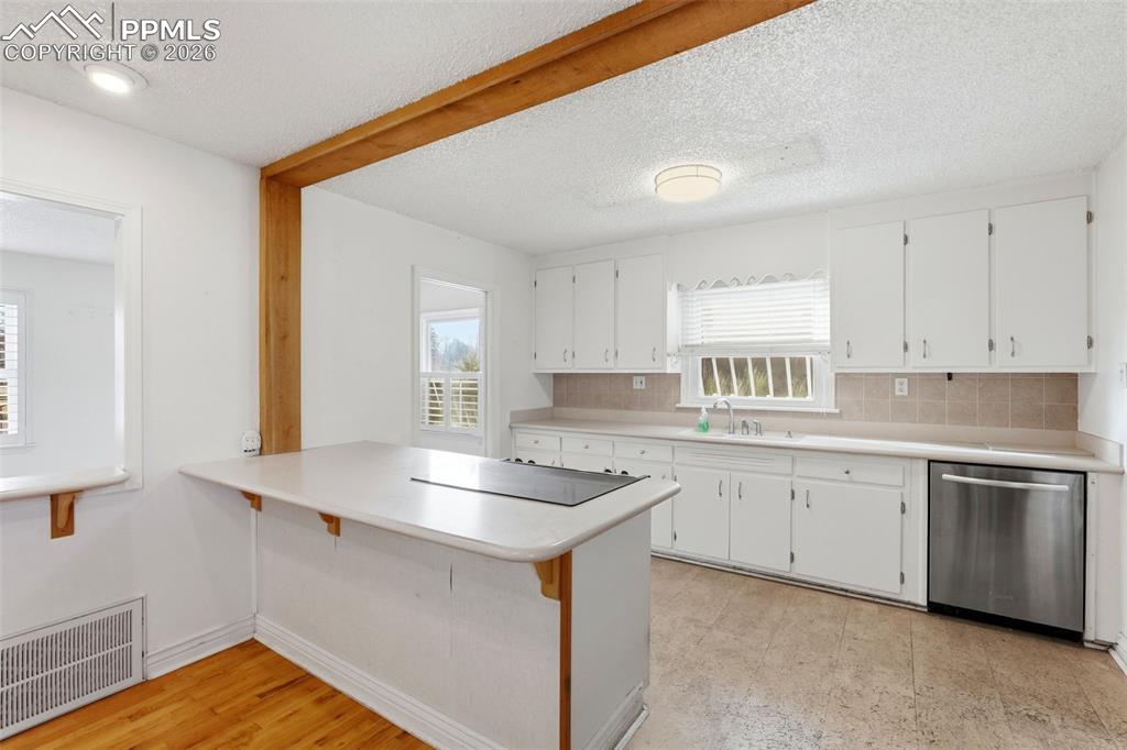 Image 21 of 50: Kitchen