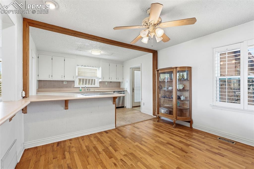 Image 23 of 50: Dining Area