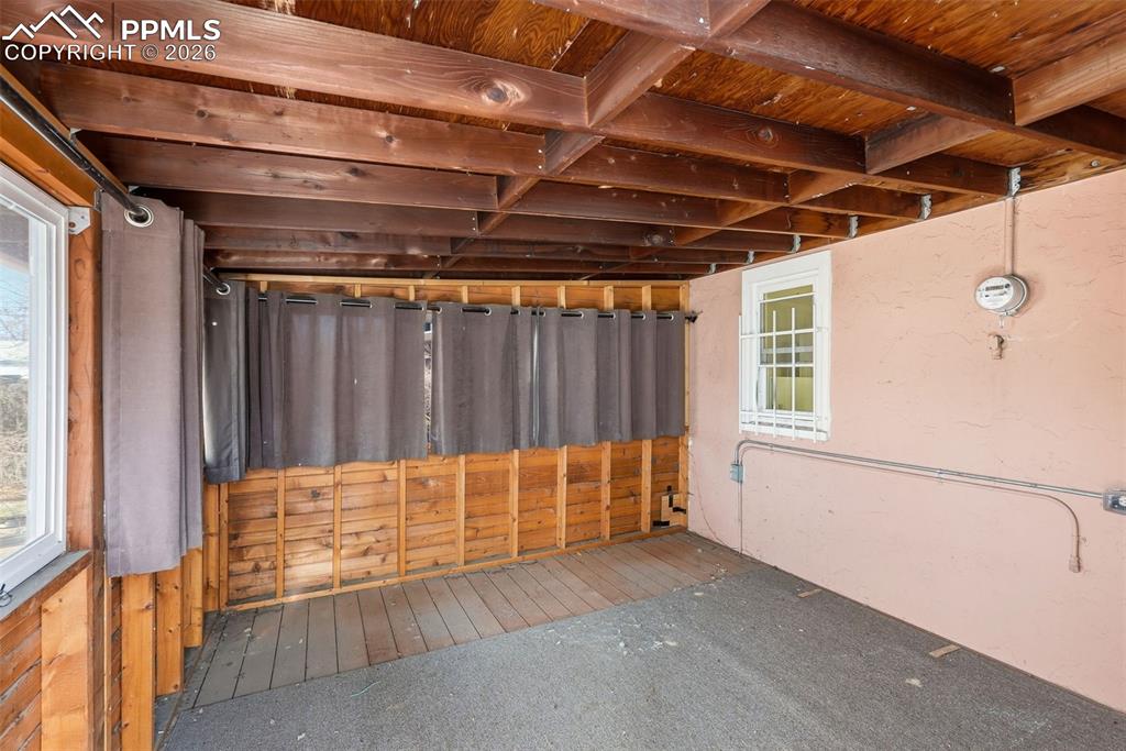 Image 28 of 50: Sunroom 