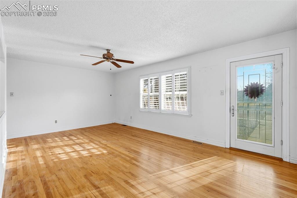 Image 4 of 50: Living Room